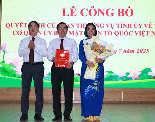 El Sr. Nghiem Xuan Thanh - Secretario del Comite del Partido Provincial de Khanh Hoa, otorgo la decision de establecer el Comite del Frente de la Paterna de Vietnam de la provincia de Khanh Hoa. Foto: Phuong Linh