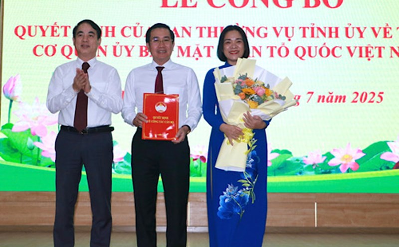 Mr. Nghiem Xuan Thanh - Secretary of Khanh Hoa Provincial Party Committee - presented the decision to establish the Vietnam Fatherland Front Committee Agency of Khanh Hoa province. Photo: Phuong Linh
