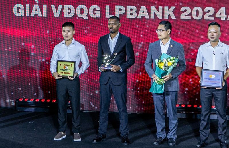 7월 1일 V.리그 어워즈 시상식에서 수비수 Quang Vinh (왼쪽에서 두 번째). 사진: Minh Dan