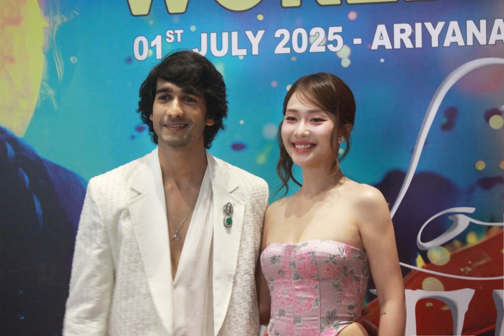 Kha Nganは、ベトナム-インドの恋愛映画の公開式典でインドの俳優と一緒に輝かしい姿を見せました。写真:Tran Thi