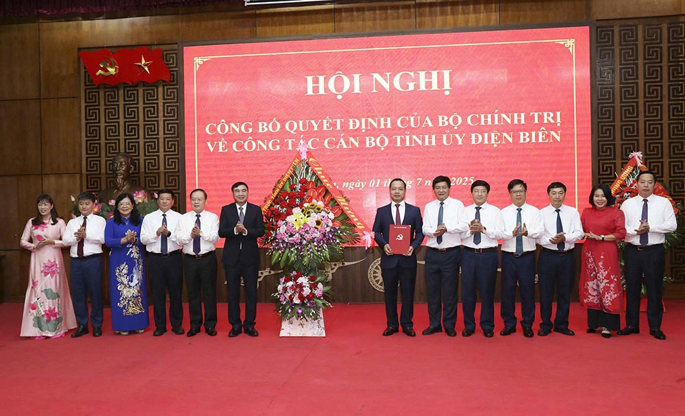 Ban Thuong vu Tinh uy Dien Bien chuc mung ong Tran Tien Dung. Anh: Thanh Binh