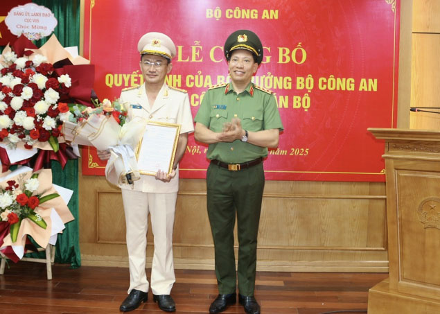 Le vice-ministre de la Securite publique Le Van Tuyen (a droite) a decerne la decision de mobiliser le colonel Tran Van Duong. Photo: p.tam