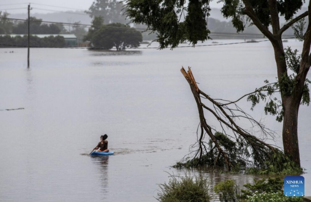Una "tormenta de bombas" esta afectando el clima en Nueva Gales del Sur, Australia. En la foto hay un barquero en una inundacion en este estado. Foto: Xinhua.