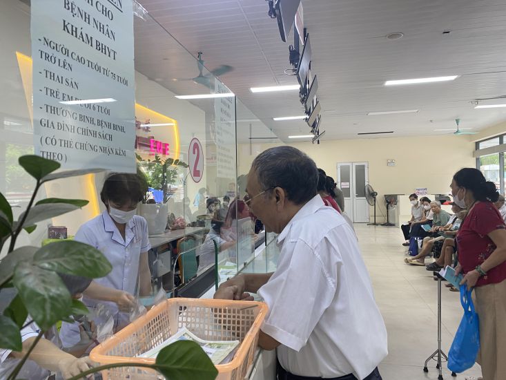 E病院で医療保険に加入している人々。写真:トゥイ・リン