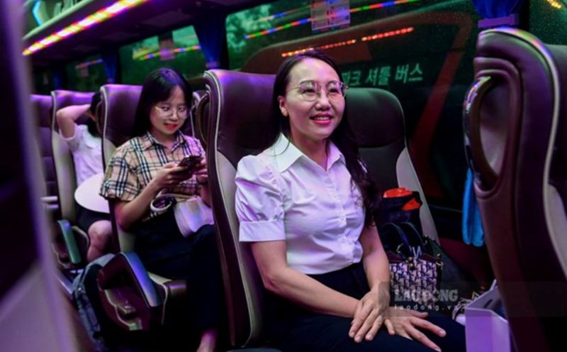 Cadres, civil servants and public employees were excited on the first day of travel from Nam Dinh to Ninh Binh to work. Photo: Luong Ha