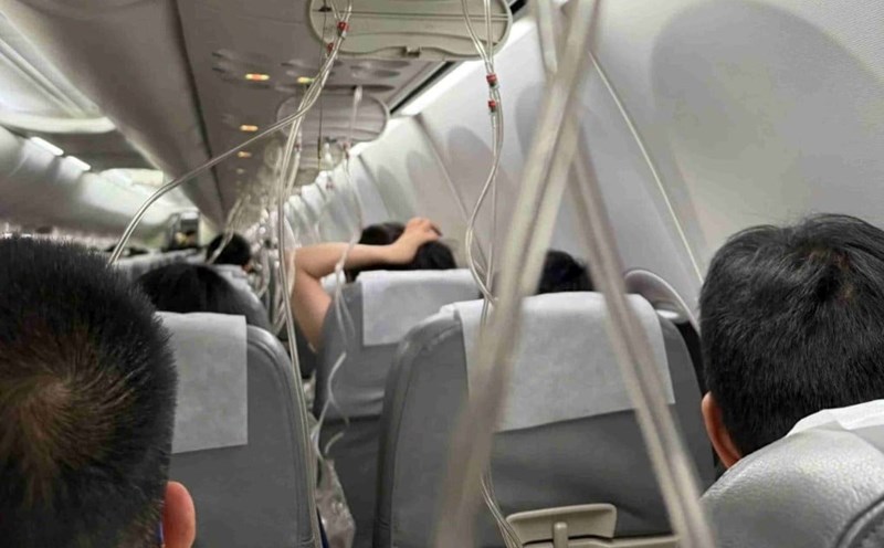 The passenger said the air masks fell off on a Spring Japan flight from Shanghai to Tokyo when the plane suddenly dropped. Photo: Weibo