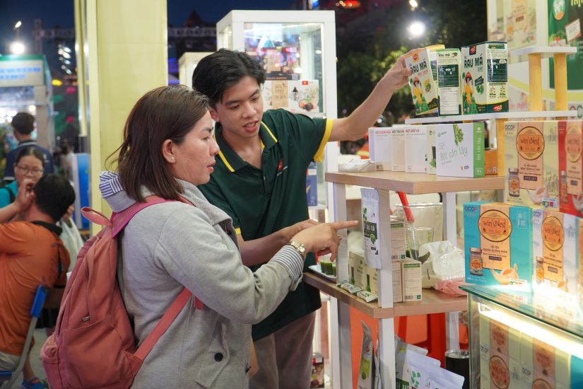 De nombreux produits OCOP TPHCM sont presentes aux habitants et aux touristes. Photo : Ngoc Le