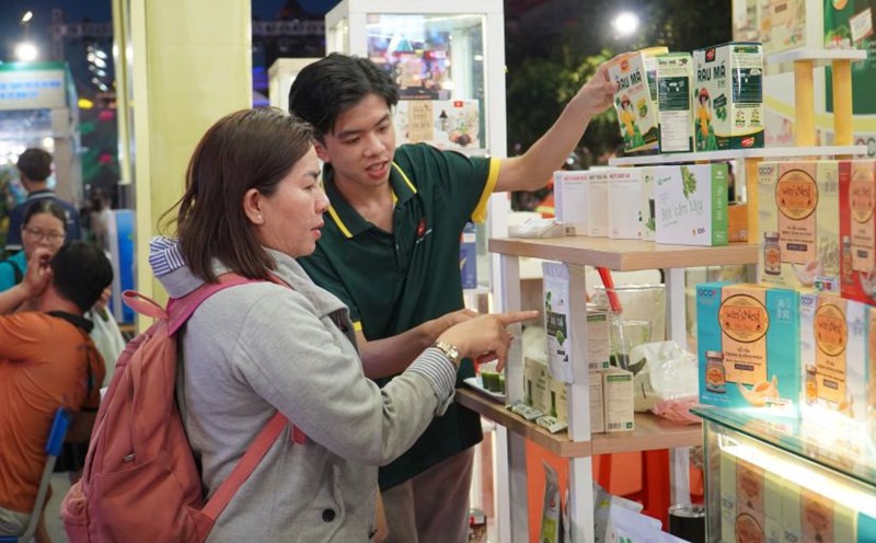 Many OCOP products of Ho Chi Minh City are introduced to people and tourists. Photo: Ngoc Le