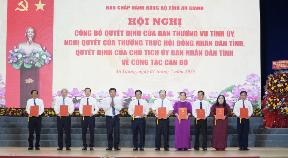Comrade Nguyen Thanh Nhan - Standing Deputy Secretary of the Provincial Party Committee - holds the position of Secretary of the Party Committee of the Provincial Party Agencies; Comrade Ho Van Mung - Alternate Member of the Central Party Committee, Deputy Secretary of the Provincial Party Committee, Chairman of the Provincial People's Committee - holds the position of Secretary of the Party Committee of the Provincial People's Committee. Photo: Nguyen Anh