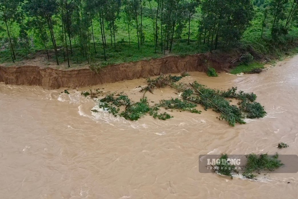 Image des eaux de crue qui montent et coulent violemment provoquant de graves glissements de terrain au bord de la riviere Thai Nguyen affectant la culture et les moyens de subsistance des habitants. Photo : Nguyen Hoan