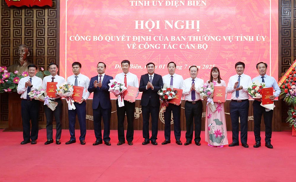 The leaders of the Dien Bien Provincial Party Committee presented flowers to congratulate the comrades on their new assignments. Photo: Thanh Binh