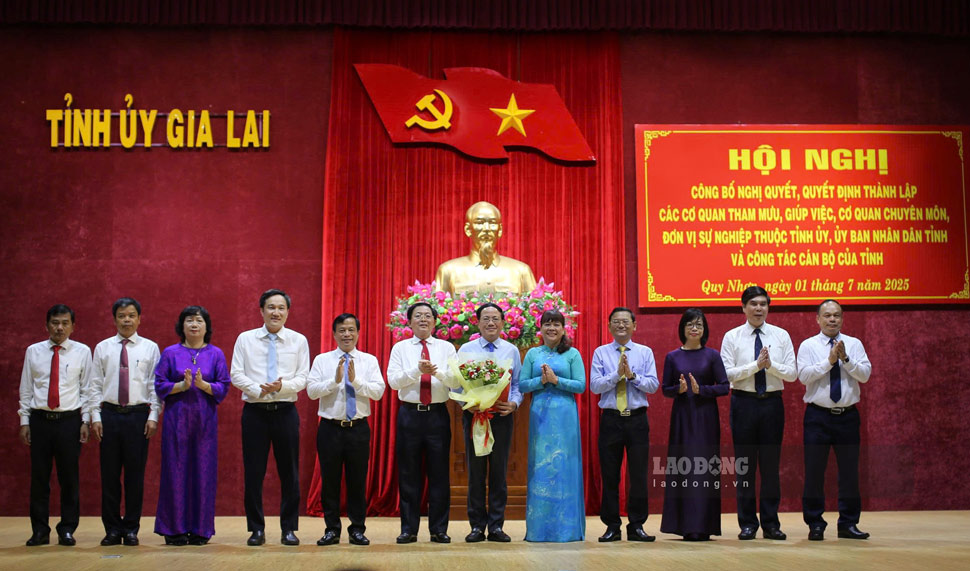 Mr. Ho Quoc Dung - Secretary of the Gia Lai Provincial Party Committee - presented the decision of the Provincial Party Committee Standing Committee on the establishment of the Provincial People's Committee Party Committee. Photo: Hoai Phuong