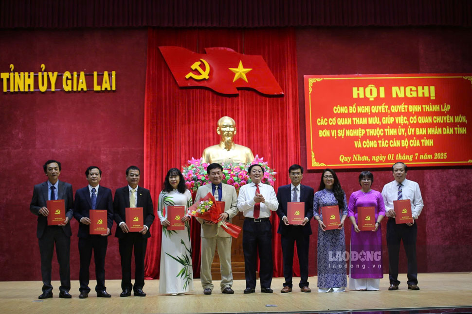 Cac so, nganh, don vi nhan quyet dinh thanh lap, dieu dong, bo nhiem. Anh: Hoai Phuong