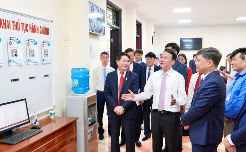 Phu Tho Provincial Party Secretary Dang Xuan Phong (in white shirt) visited the Viet Tri Ward Public Administration Service Center. Photo: Phu Tho Portal.