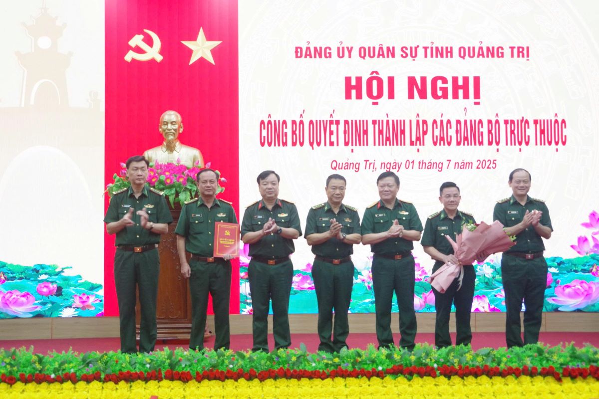 The Quang Tri Provincial Military Party Committee presented the Decision to establish the Party Committee of the Border Guard Command. Photo: Xuan Dien
