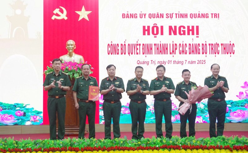 The Quang Tri Provincial Military Party Committee presented the Decision to establish the Party Committee of the Border Guard Command. Photo: Xuan Dien
