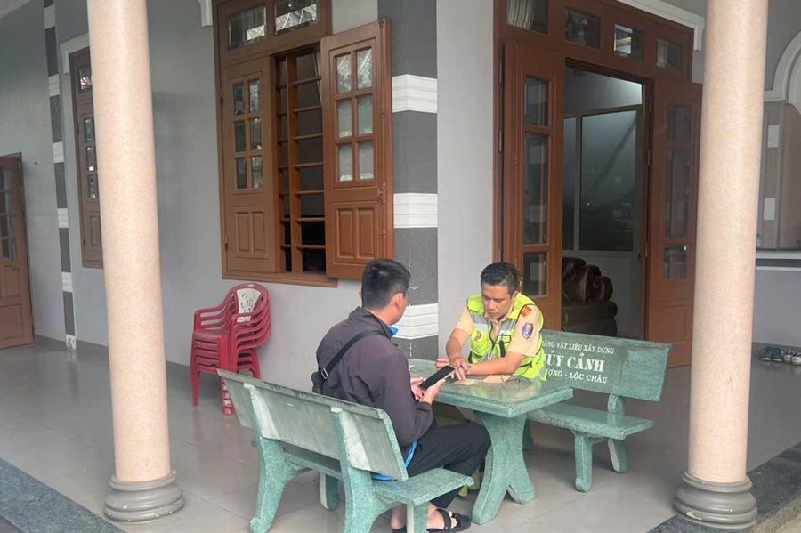 To Canh sat Giao thong Chot deo Bao Loc moi tai xe len lam viec, xu ly theo phap luat. Anh: Cong an cung cap
