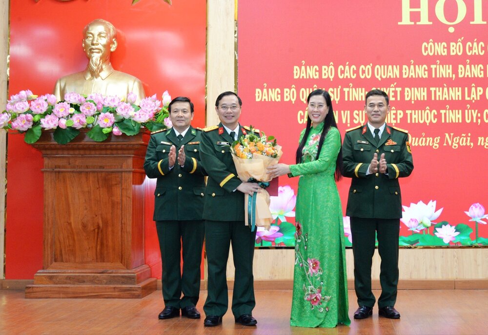 Ba Bui Thi Quynh Van - Bi thu Tinh uy Quang Ngai trao quyet dinh thanh lap va tang hoa chuc mung Dang bo Quan su tinh. Anh: Thanh Phuong  