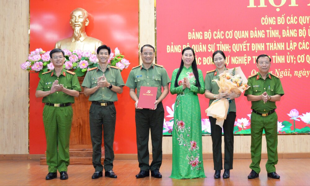 Ba Bui Thi Quynh Van - Bi thu Tinh uy Quang Ngai trao quyet dinh thanh lap va tang hoa chuc mung Dang bo Cong an tinh. Anh: Thanh Phuong