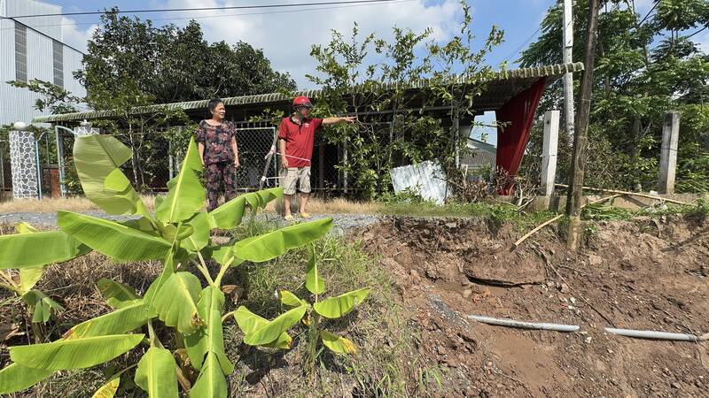 地滑りの復旧を約1ヶ月間待った後、住民が自分で作った100m以上の仮設道路。写真:Hoang Loc