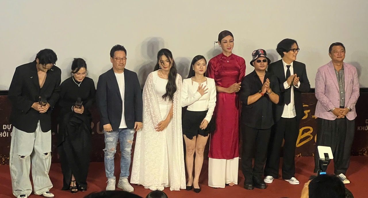 El artista Hong Dao y el equipo de filmacion llevaron a su madre. Foto: Luc Pyongyang