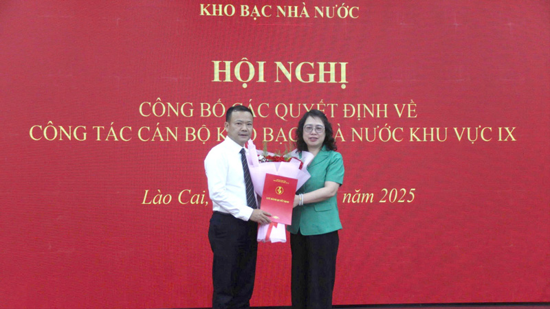 Deputy Director of the State Treasury Ngo Thi Nhung presented the appointment decision to the Director of the State Treasury of Region IX (Lao Cai - Lai Chau area) to Mr. Nguyen Quang Tuan. Photo: Nguyen Thong