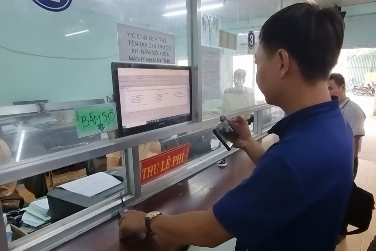 La primera tarifa de registro y el nivel marino para los automoviles se han ajustado en comparacion con el pasado. Foto: Thanh an