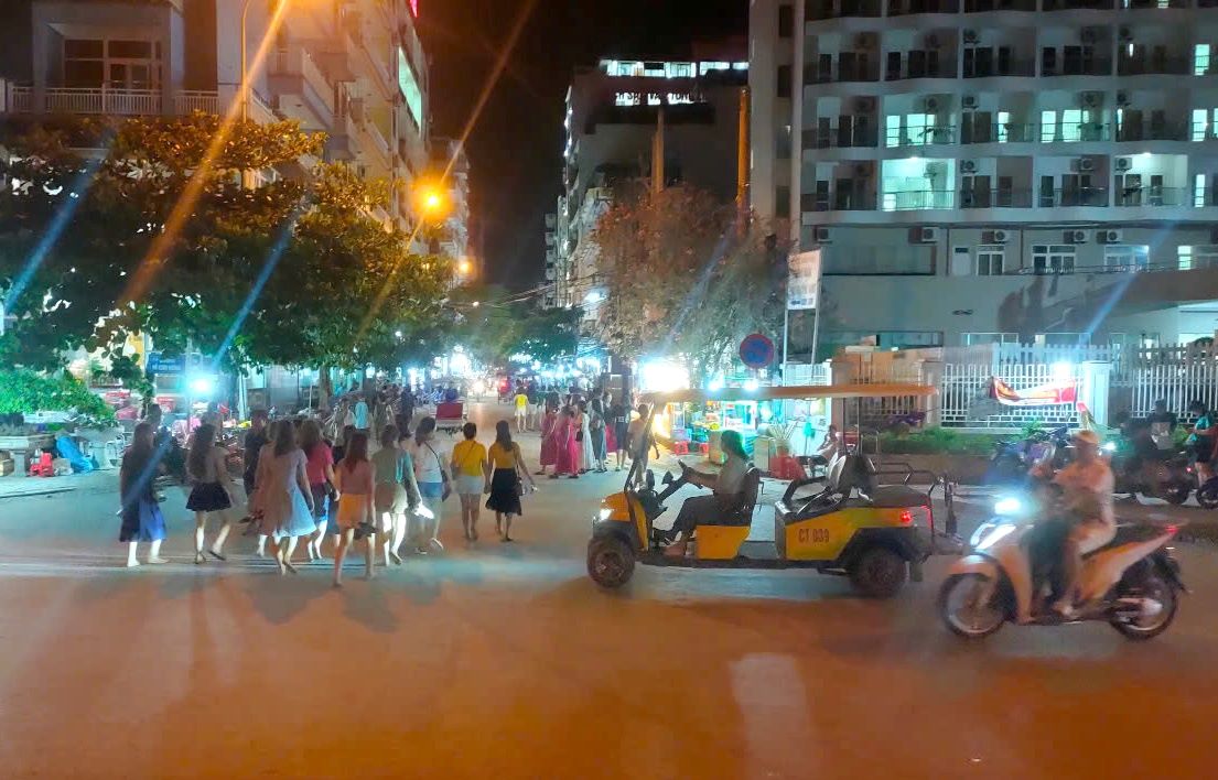 Xe dien bon banh o bien Sam Son se duoc hoat dong tro lai sau khi tien hanh cam bien gioi han toc do. Anh: Quach Du