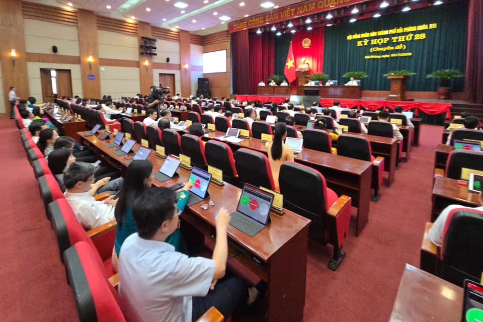 합병 후 하이퐁시 인민의회 회의. 사진: Cỏng TTDT 하이퐁