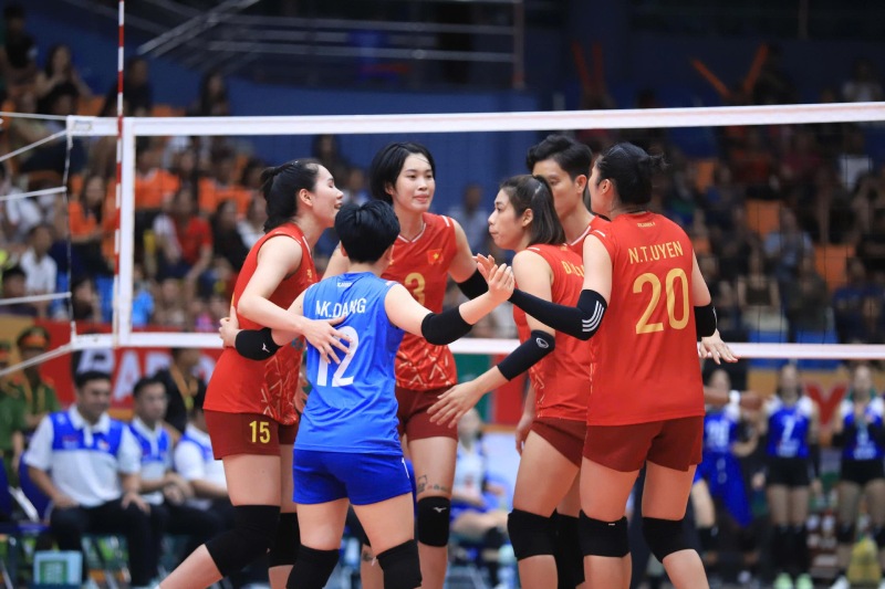 ベトナム女子バレーボール代表が2025年VTVカップ準々決勝でU21ベトナム代表と対戦。写真:Nguyen Vu