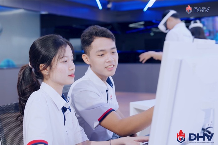 Ngoai quy hoc bong len den 30 ty, tan sinh vien DHV con nhan duoc qua tang nhap hoc, uu dai DHV Coin quy doi hoc phi va dich vu tien ich trong truong. Anh: Dai hoc Hung Vuong TP.HCM