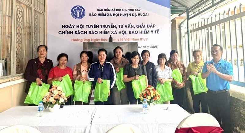 Lam Dong organise une campagne de sensibilisation en petits groupes dans le but de developper 5 000 personnes supplementaires participant a l'assurance maladie en juillet 2025. Photo : Duc Lam