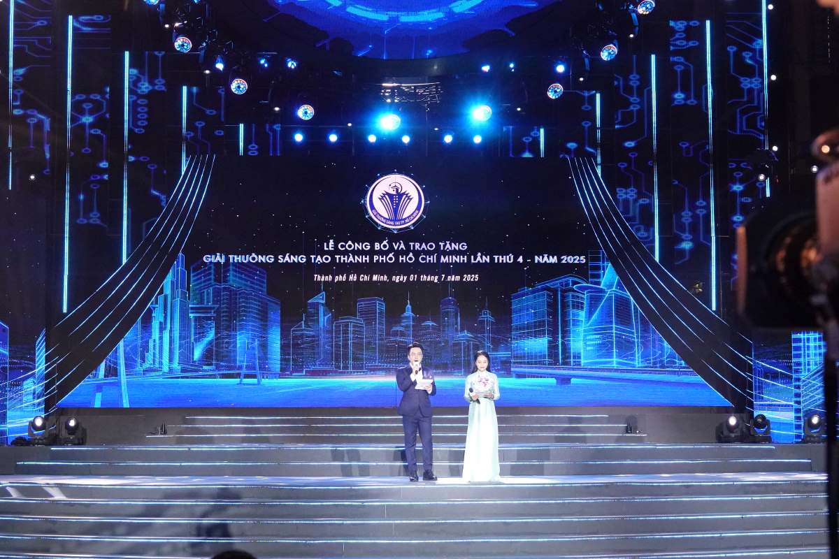 El 4to Premio Innovador de la Ciudad de Ho Chi Minh en 2025 fue otorgado oficialmente a 51 excelentes obras en 7 areas. Foto: Nguyen Dang