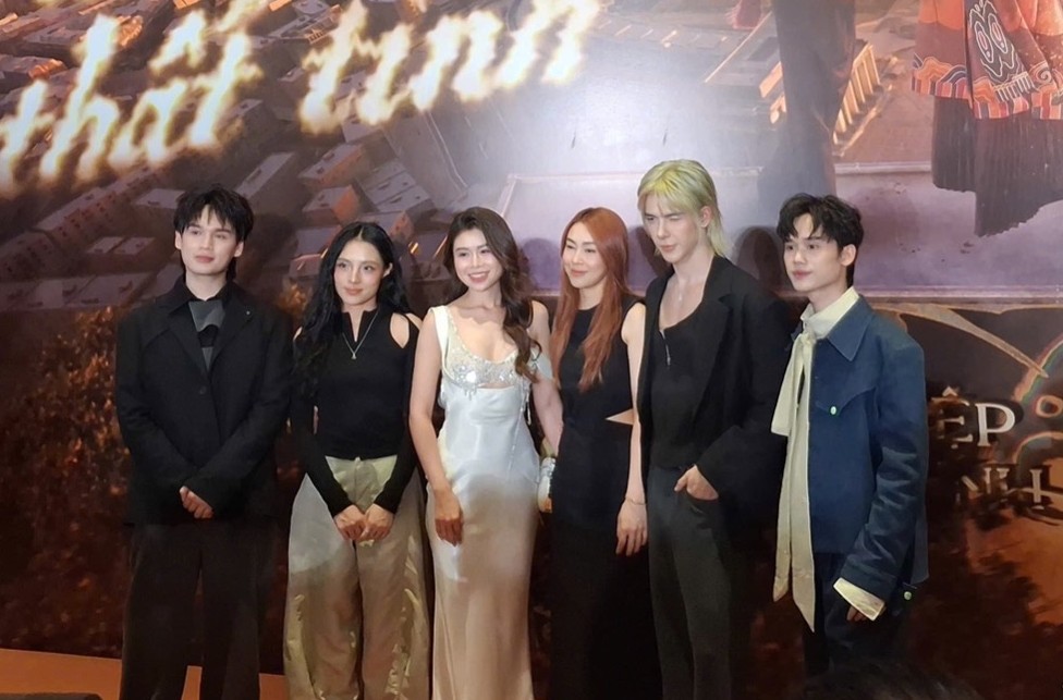 Nguyen Tran Trung Quan, Denis Dang y los artistas de la alfombra roja lanzaron el MV. Foto: Thuy Duong.