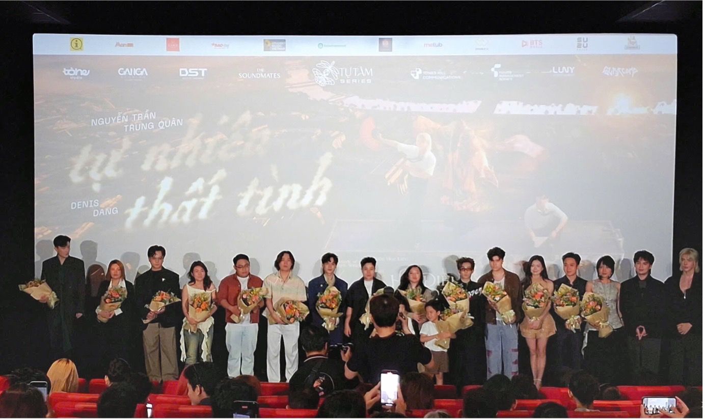  E-kip “Tu nhien that tinh” giao luu truoc cong chieu. Anh: Thuy Duong.