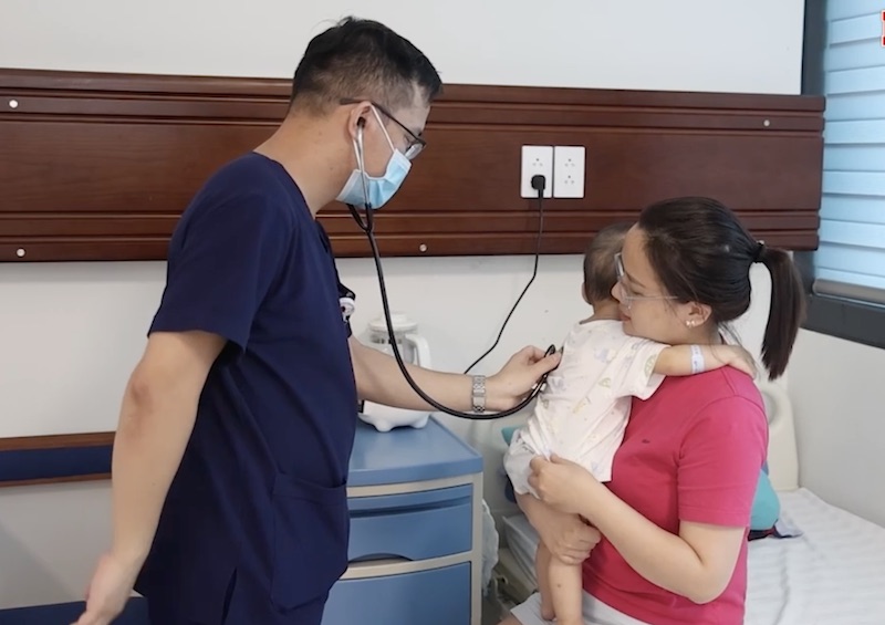 The doctor is examining the patient. Photo: BVCC