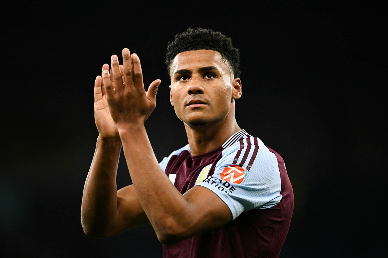 올리 왓킨스는 항상 프리미어 리그 최고의 공격수 중 한 명입니다. 사진: AFP