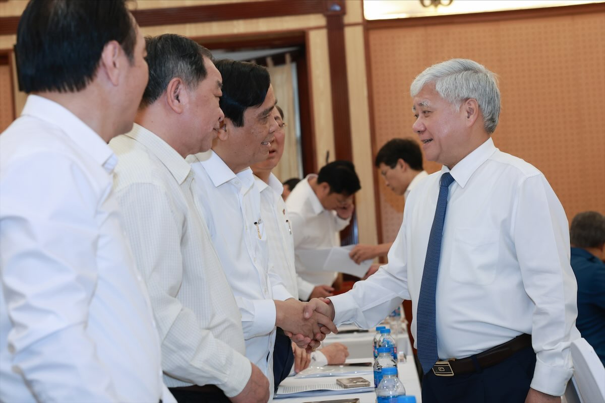 Chu tich Uy ban Trung uong MTTQ Viet Nam Do Van Chien chao don cac dai bieu truoc khi dien ra hoi nghi. Anh: Hai Nguyen