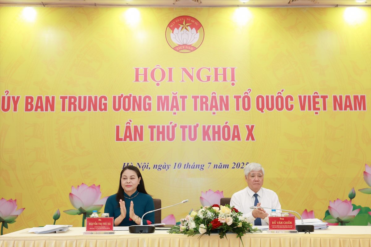 Presidente del Comite Central del Frente de la Patria de Vietnam, Do Van Chien y Vicepresidente - Secretario General del Comite Central del Frente de Patricas de Vietnam, Nguyen Thi Thu Thu, presidio la conferencia. Foto: Hai Nguyen