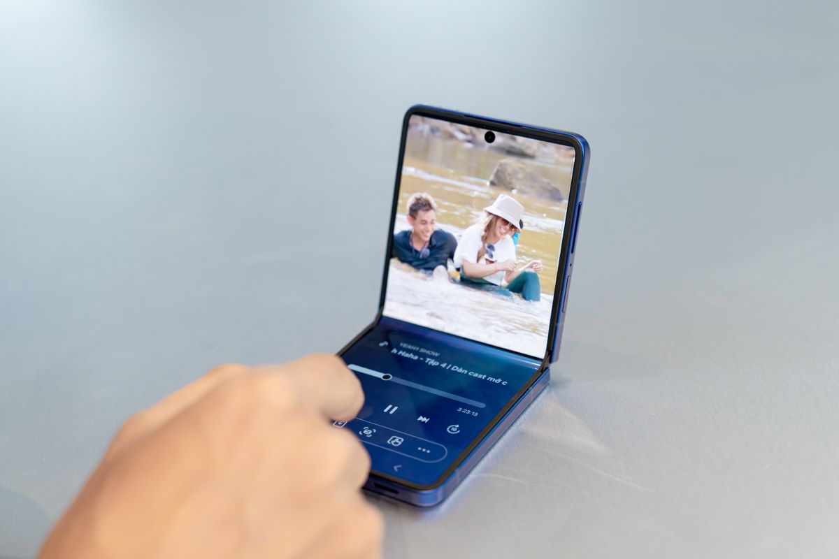 Samsung Galaxy Z Flip 7 co thiet ke gon gang, nhieu tinh nang noi bat. Anh: Tan Nguyen