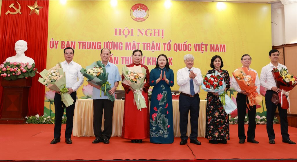 Chủ tịch Ủy ban Trung ương Mặt trận Tổ quốc Việt Nam Đỗ Văn Chiến và Phó Chủ tịch - Tổng Thư ký Ủy ban Trung ương Mặt trận Tổ quốc Việt Nam Nguyễn Thị Thu Hà chúc mừng các Phó Chủ tịch Ủy ban Trung ương Mặt trận Tổ quốc Việt Nam vừa được hiệp thương. Ảnh: Hải Nguyễn