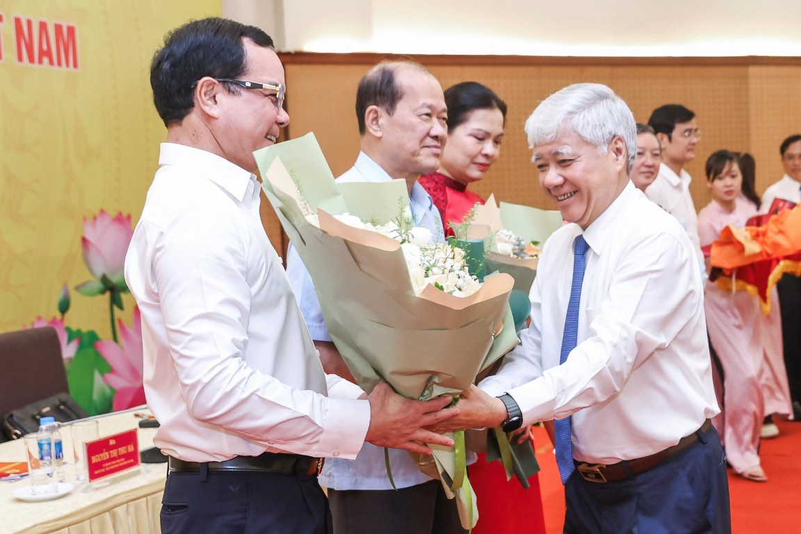 Presidente del Comite Central del Frente de Patria de Vietnam, Do Van Chien dio flores para felicitar al Sr. Nguyen Dinh Khang. Foto: Hai Nguyen