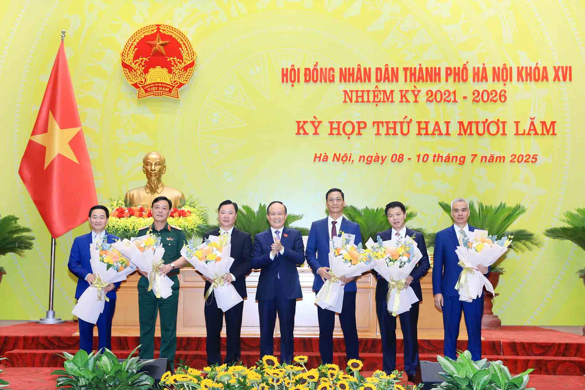 Nguyen Ngoc Tuan 하노이시 인민의회 의장이 새로운 임무를 맡은 동지들에게 꽃을 전달하며 축하하고 있습니다. 사진: Quang Thai