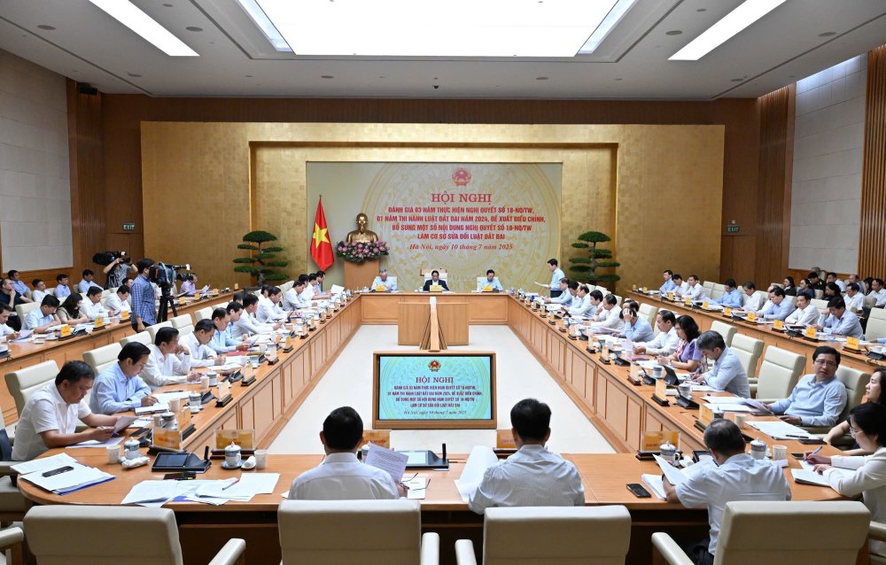 Politburo member and Prime Minister Pham Minh Chinh chaired an important conference on Resolution 18 and the 2024 Land Law. Photo: VGP