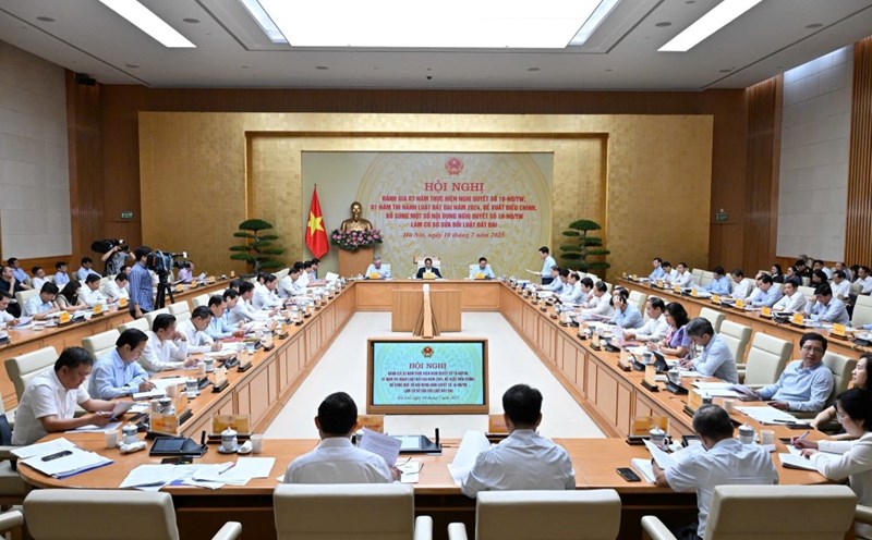 Politburo member and Prime Minister Pham Minh Chinh chaired an important conference on Resolution 18 and the 2024 Land Law. Photo: VGP