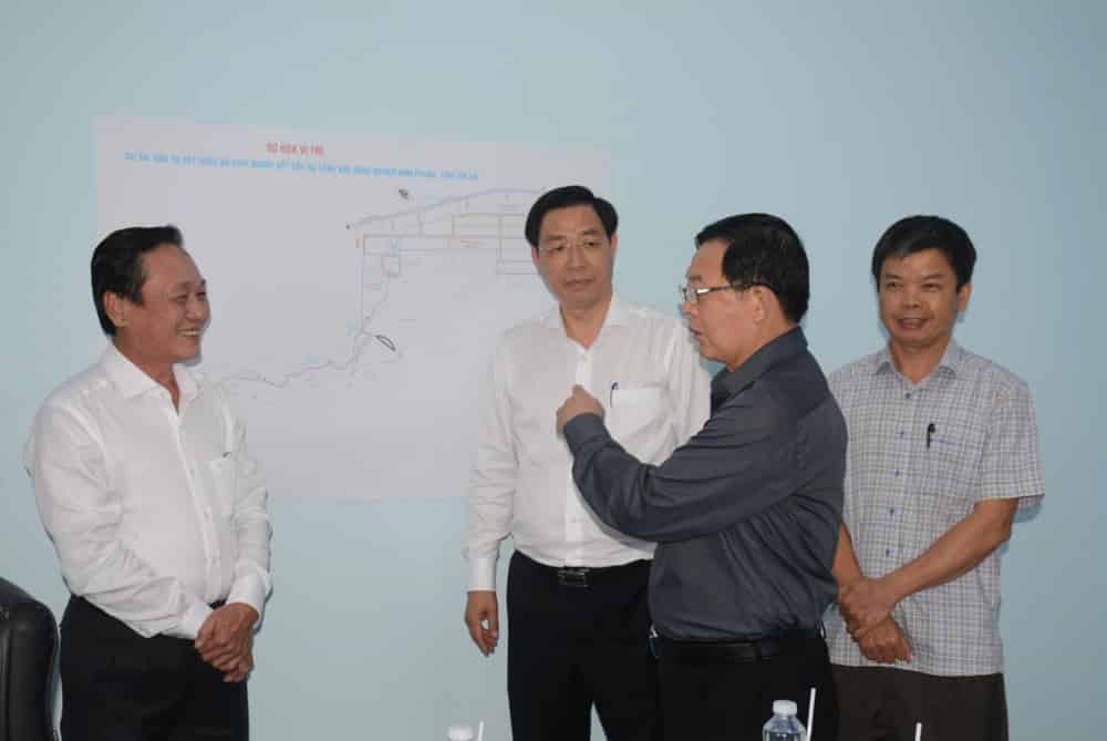 Bi thu Tinh uy Gia Lai Ho Quoc Dung lam viec tai Khu cong nghiep Nam Pleiku. Anh: Thanh Tuan