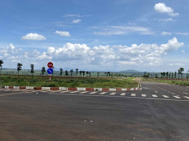 Ben ngoai du an khu cong nghiep Nam Pleiku. Anh: Thanh Tuan