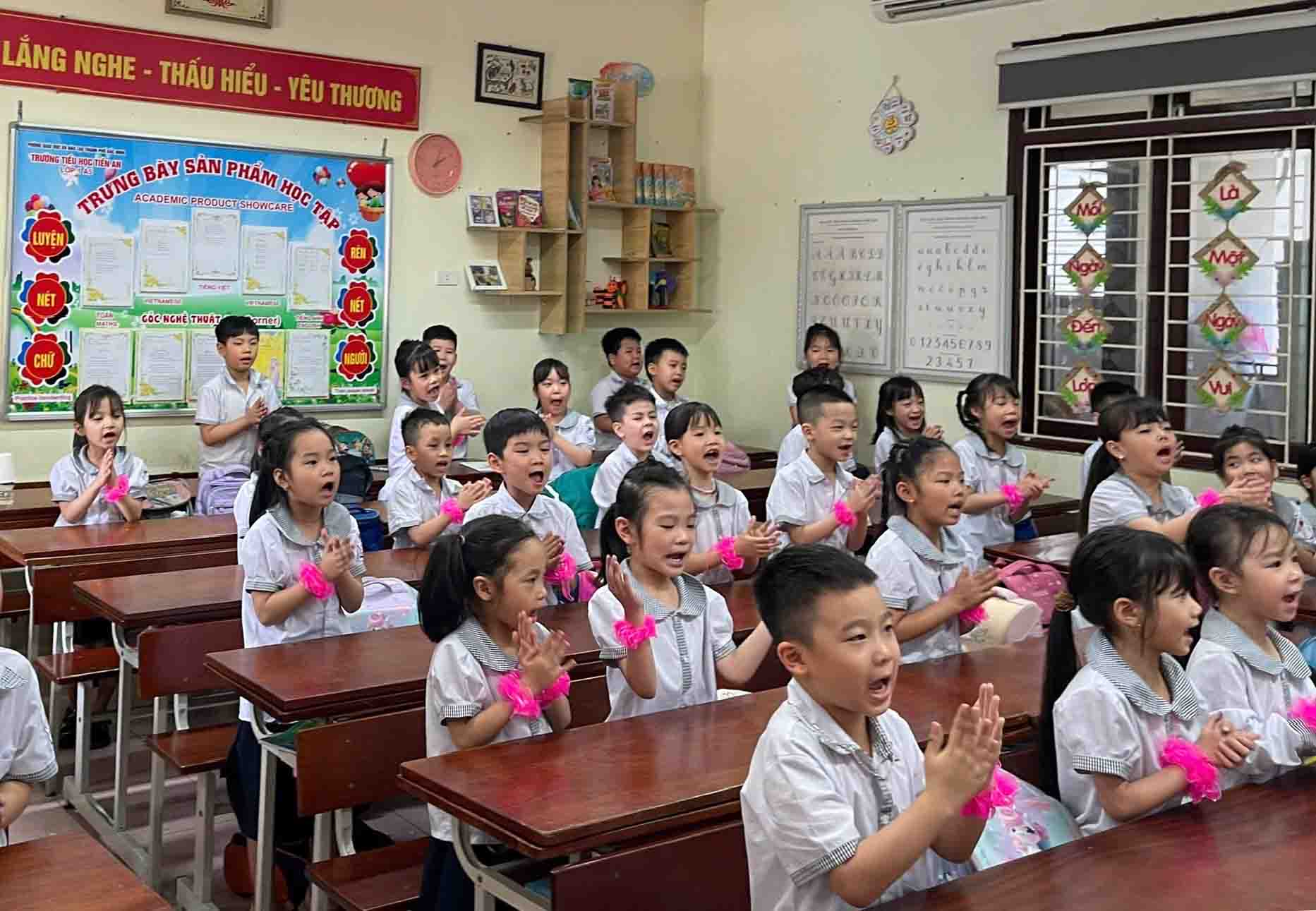 Bac Ninh examine les besoins de transfert scolaire pour les enfants de cadres apres la fusion. Photo : Cong TTDT Bac Ninh