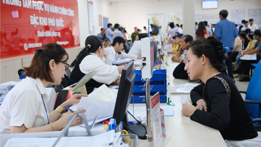 Nguoi dan den lam thu tuc o Trung tam Phuc vu Hanh chinh cong Dac khu Phu quoc. Anh: My Ly