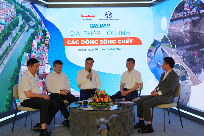 Cac khach moi trao doi trong Toa dam “Hoi sinh nhung dong song chet“. Anh: Nguyen Linh